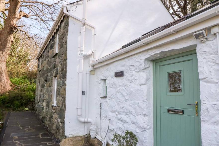 SWEETHOLME, pet friendly, country holiday cottage in Trefor