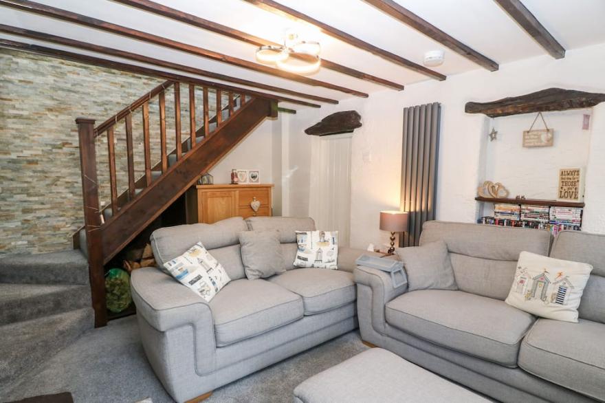 SWEETHOLME, pet friendly, country holiday cottage in Trefor