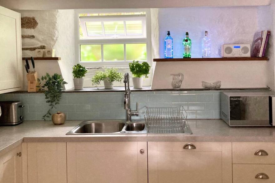 A Beautiful, dog Friendly 17th C Cottage Close to Beaches and SW Coast Path