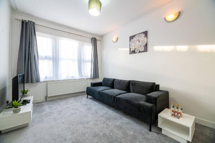 Beautiful Modern 3 Bedroom House Near the Airport!