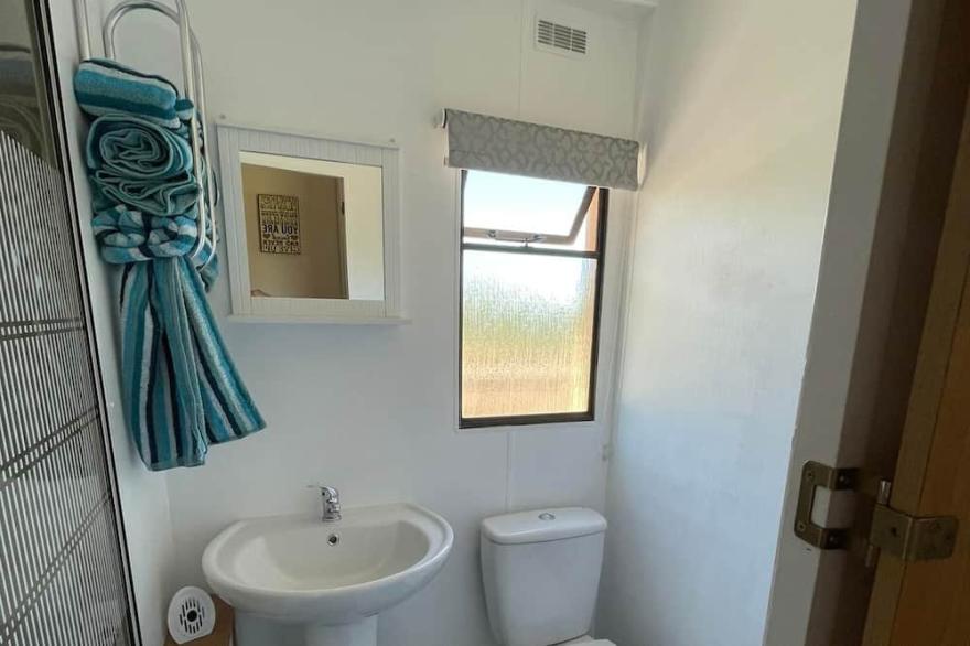 Pet Friendly Rural Lodge - Nr Beaches, Woodlands