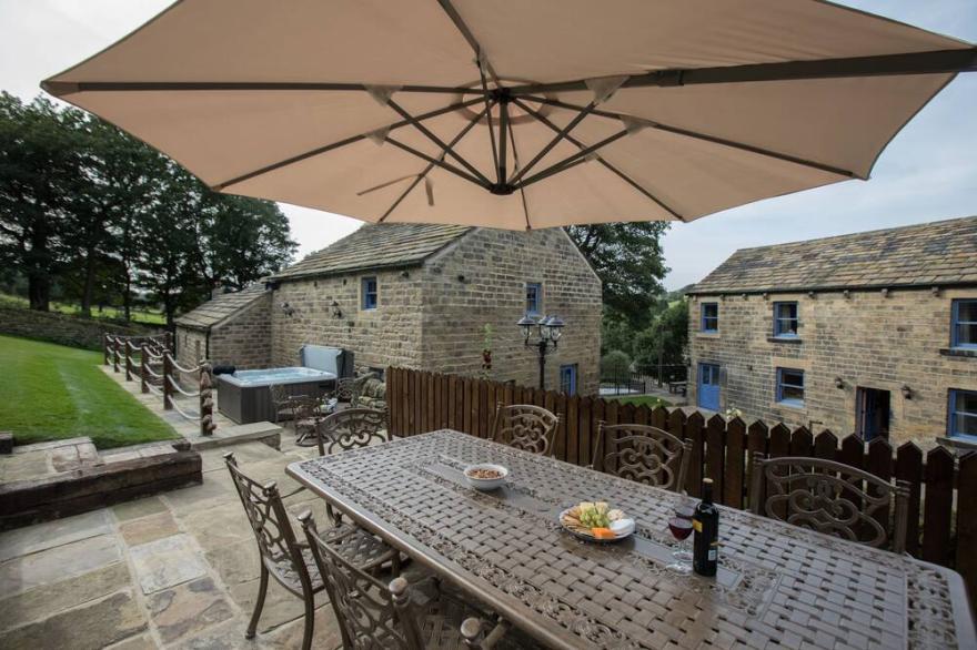 Leapings Cottage - sleeps 12 guests  in 6 bedrooms