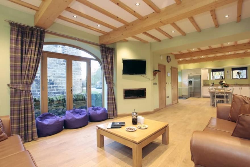 Unsliven Bridge Barn - sleeps 7 guests  in 3 bedrooms