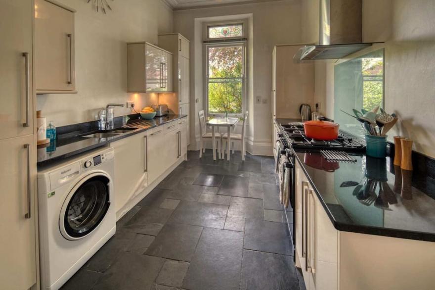 Spacious Apartment in Redland, Private Parking
