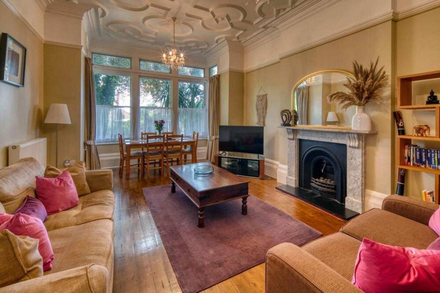 Spacious Apartment in Redland, Private Parking