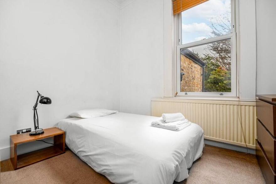 Amazing 2 Bed Gem in London w/ Office & Treadmill!