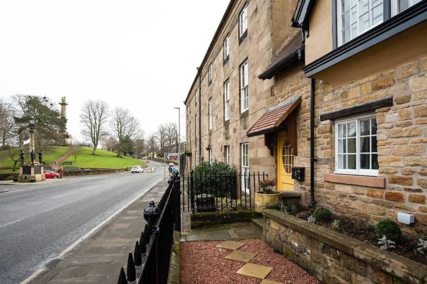 THE CRAFTSMAN'S COTTAGE - A spacious 4 bedroom townhouse in the heart of Alnwick