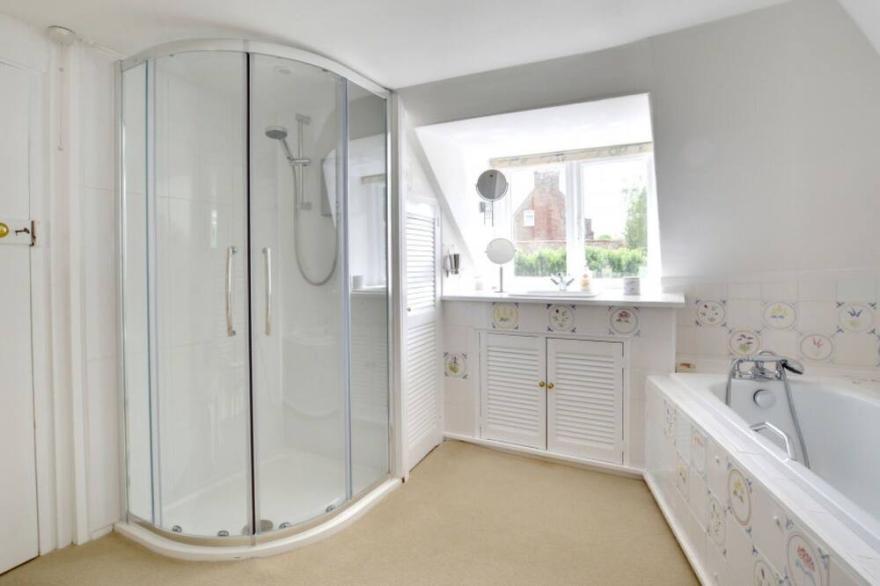 Beautiful private villa for 7 people with WIFI, TV, patio and parking