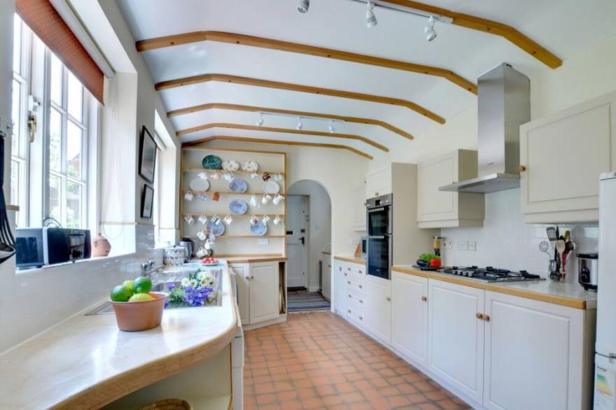 Beautiful private villa for 7 people with WIFI, TV, patio and parking