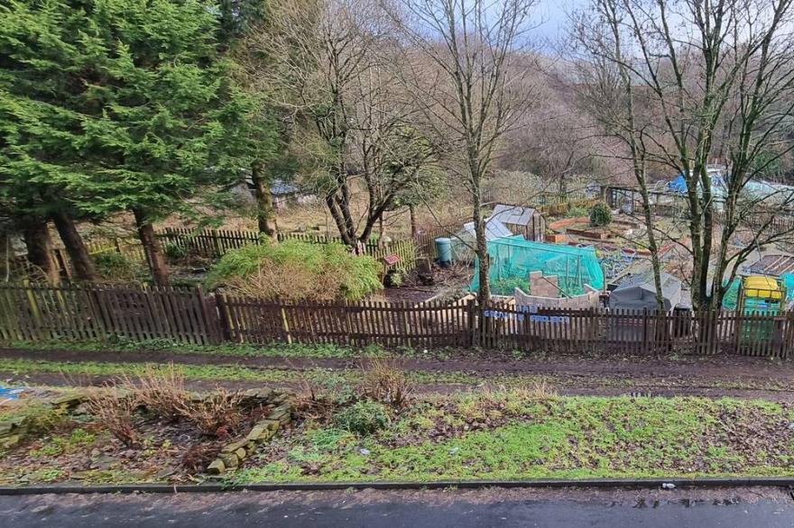 Spacious 4 Bedroom House near Rochdale Swimming Pools