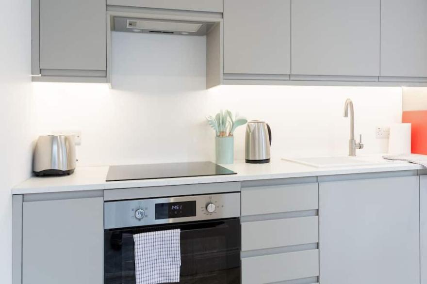 Bright & Airy 2BD - 10 mins walk into Centre