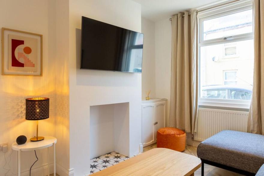 Bright & Airy 2BD - 10 mins walk into Centre