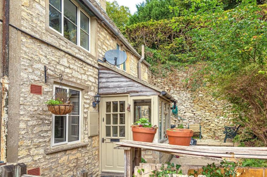 Charming Country Cottage Near Nailsworth
