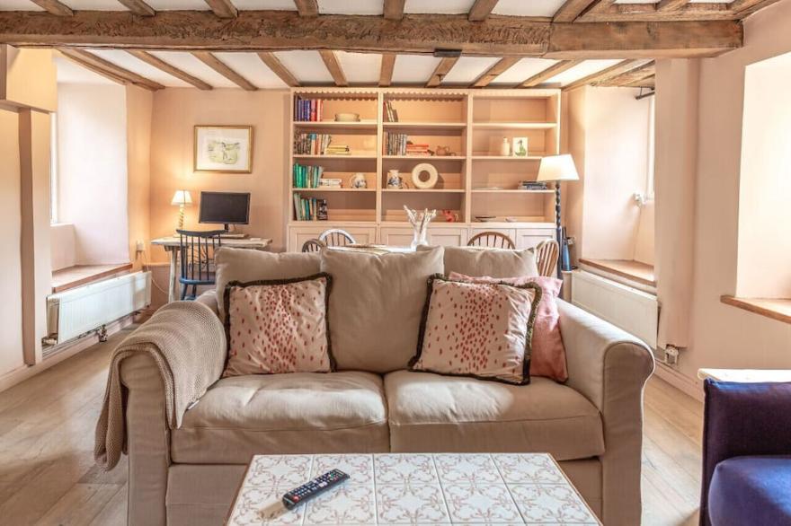 Charming Country Cottage Near Nailsworth