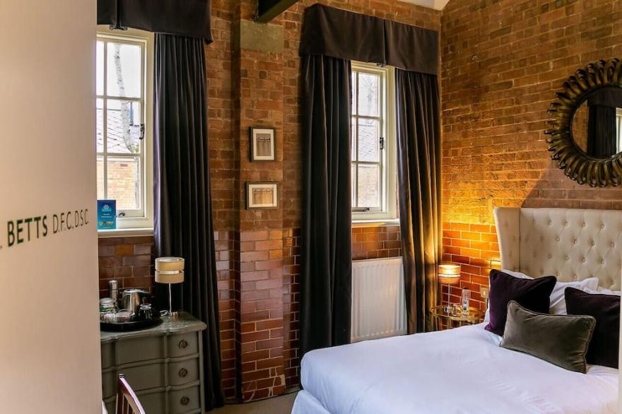 Betts ( Private Ensuite room) at Bicester Heritage
