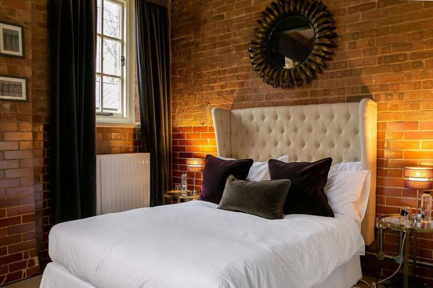 Betts ( Private Ensuite room) at Bicester Heritage