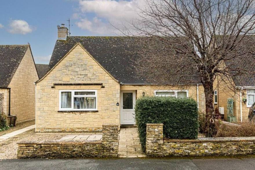 2 BD in the Centre of Bourton!