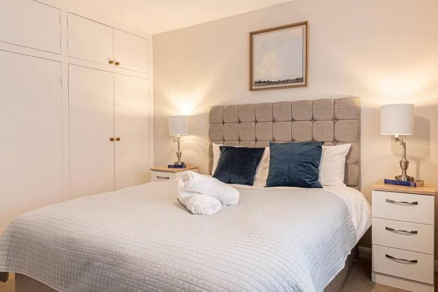 2 BD in the Centre of Bourton!