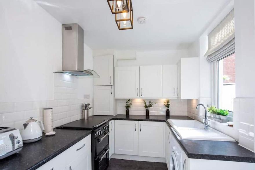 Amberley House - with Hot Tub with Free Parking