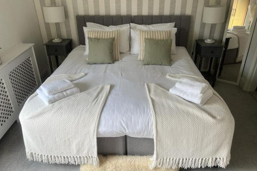 Amberley House - with Hot Tub with Free Parking