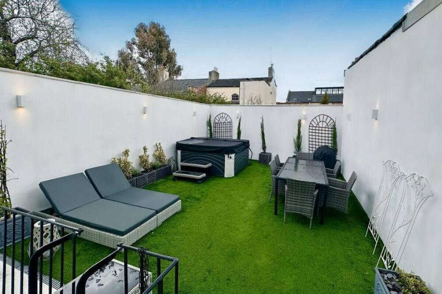 Gloucester Place Townhouse + Hot Tub!