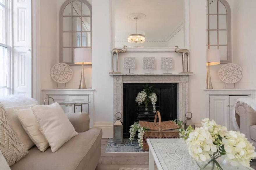 Gloucester Place Townhouse + Hot Tub!