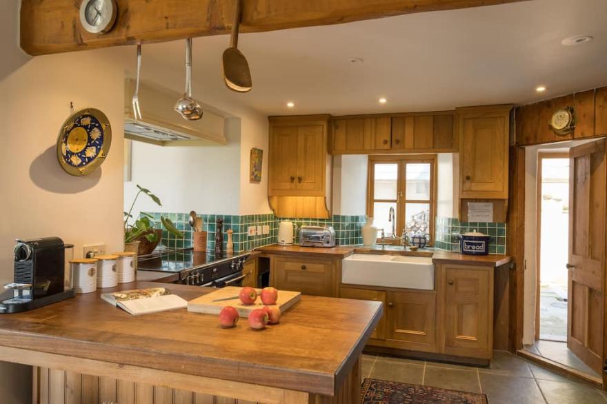 Stunning Country Cottage Parking & 1 min to Beach