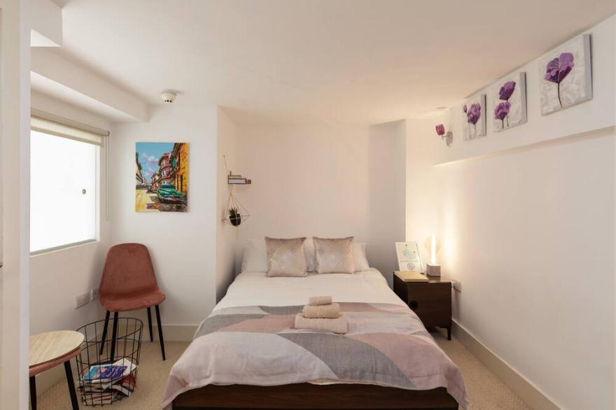 A Stylish 2 Bed, 2 Bath London Apartment