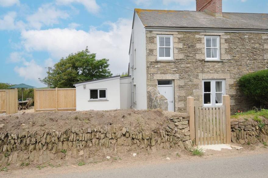 CARVANNEL COTTAGES, pet friendly, with hot tub in Portreath
