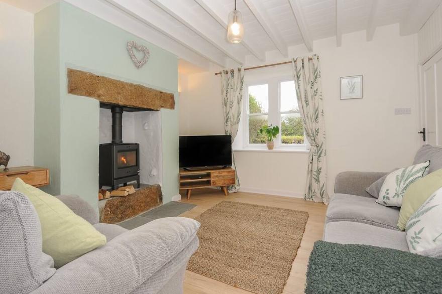 CARVANNEL COTTAGES, pet friendly, with hot tub in Portreath