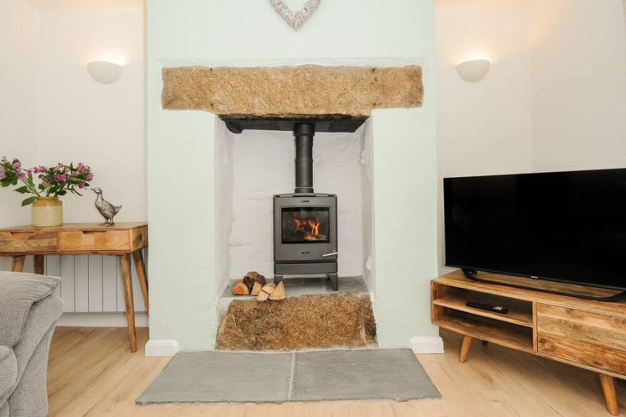 CARVANNEL COTTAGES, pet friendly, with hot tub in Portreath