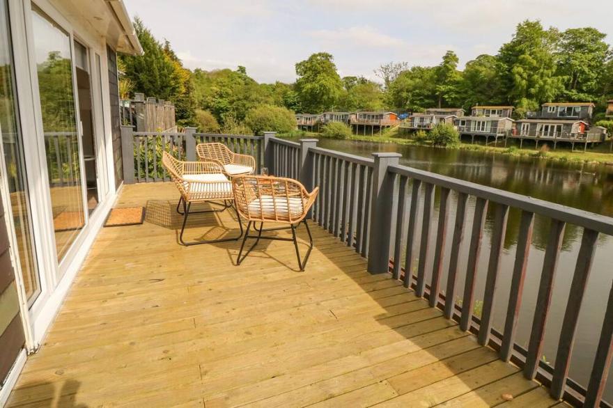 WATER'S EDGE, 44 GLAN GWNA, pet friendly, with a garden in Caernarfon