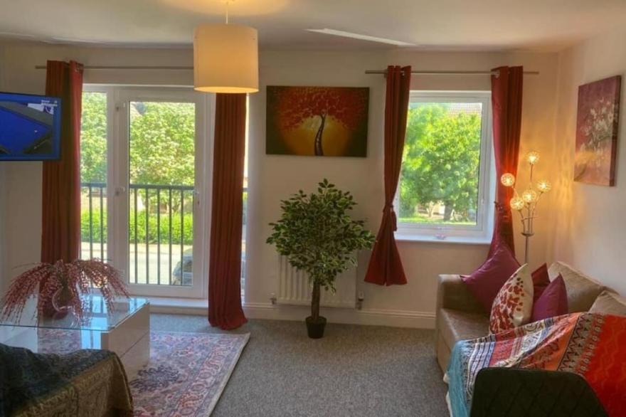 Cosy & Contemporary 4bdr Chesterton House w High Speed Wifi, Garden & Parking