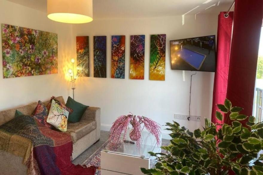 Cosy & Contemporary 4bdr Chesterton House w High Speed Wifi, Garden & Parking