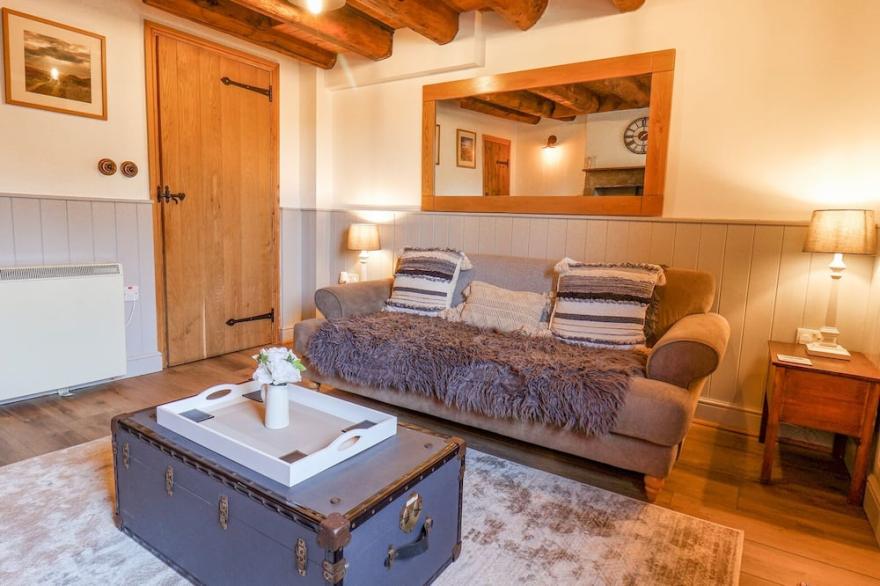 ESME'S COTTAGE, pet friendly, character holiday cottage in Whitby