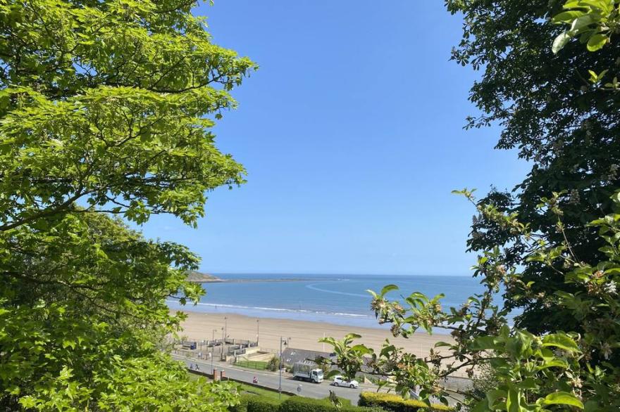 Peaceful cottage by the sea! 
Two bedrooms with direct access to the beach.