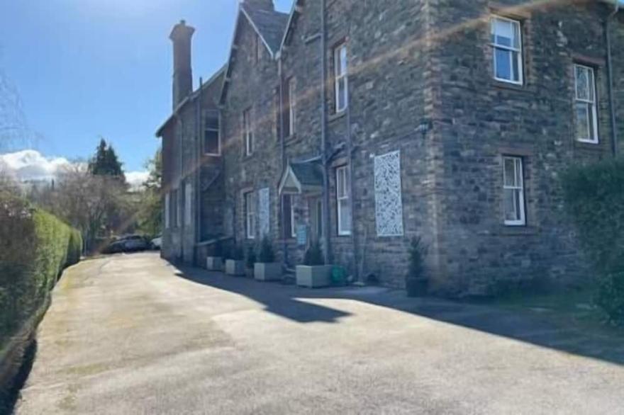 Large luxury superking apartment with free parking