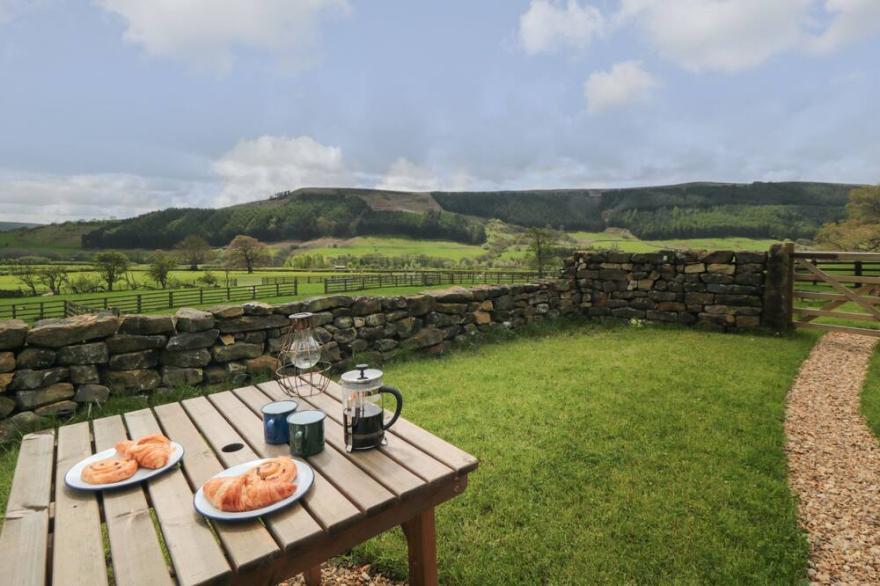 SHEEP COTE SHEPHERDS HUT, romantic, with a garden in Stokesley