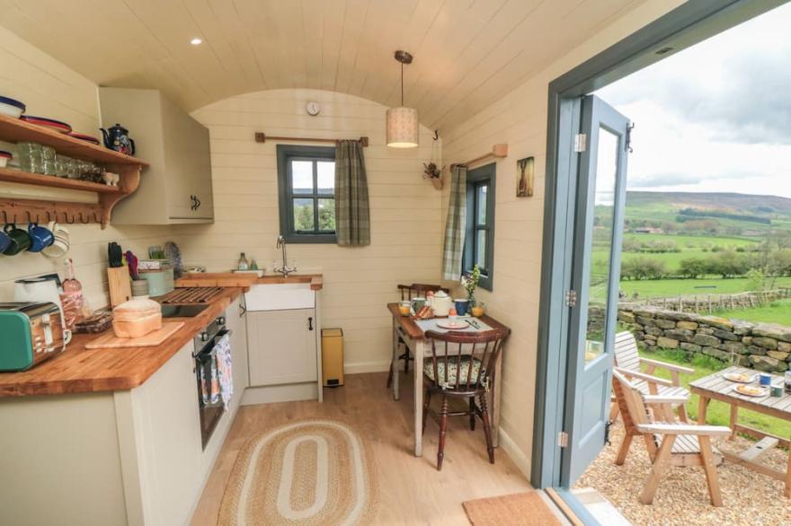 SHEEP COTE SHEPHERDS HUT, romantic, with a garden in Stokesley
