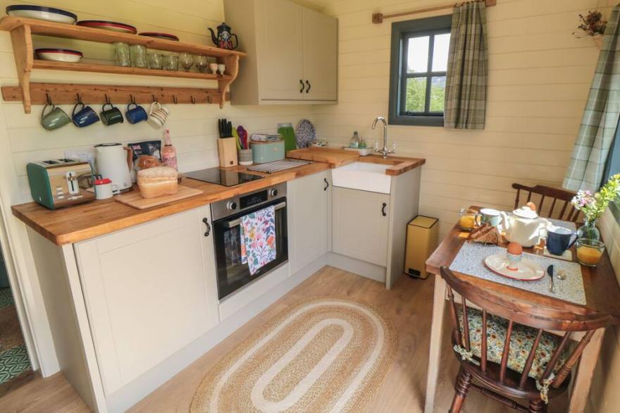 SHEEP COTE SHEPHERDS HUT, romantic, with a garden in Stokesley