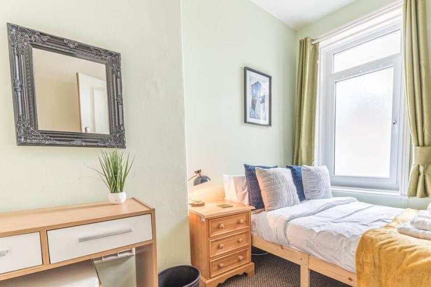 Large, centrally located, 5 bedroom house - all en-suite