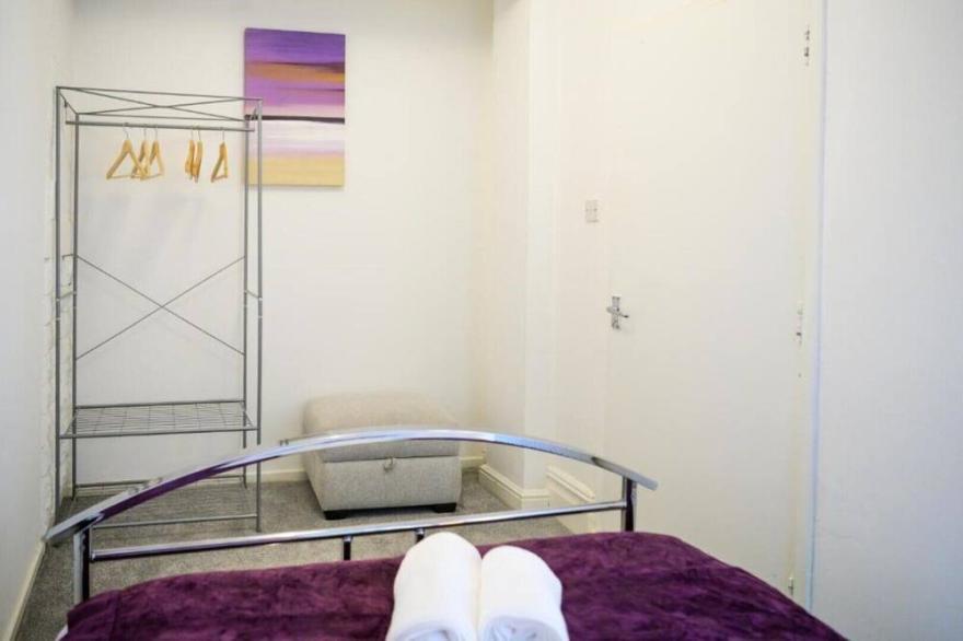 Purple Blossom Stunning 2-bed Apartment Free Parking