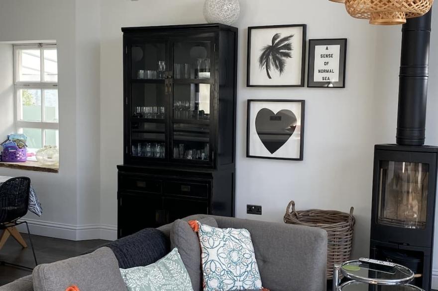 Gorgeous Renovated Edwardian Cottage With Stunning Huge Modern Living/dining