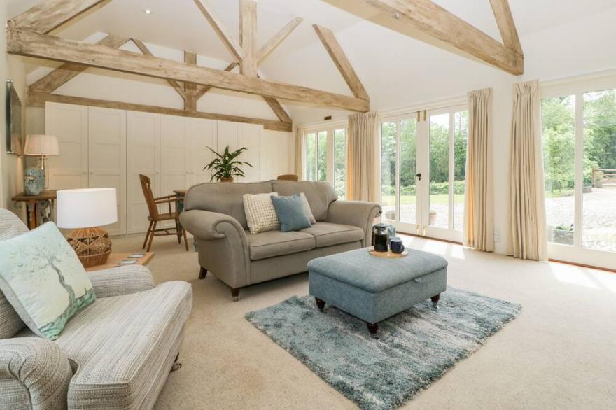 THE SHIPPON, romantic, with hot tub in Honiton
