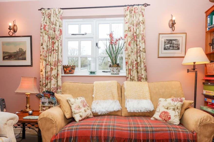 GLEBE FARM COTTAGE, pet friendly, with a garden in Sheepwash