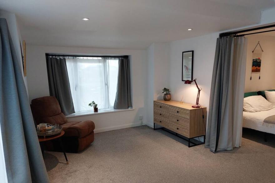 Apartment 5. (20 min walk to Bristol Airport)