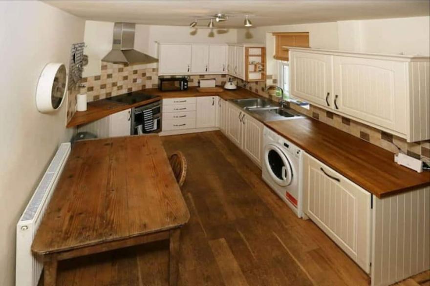 Cosy, pet friendly cottage, 5 min from sandy beach