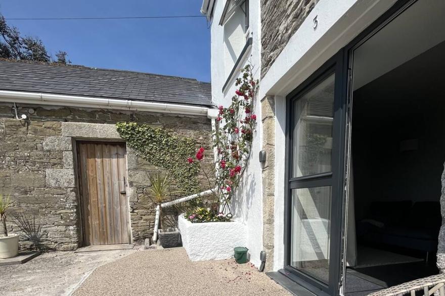 Romantic, dog friendly cottage with parking