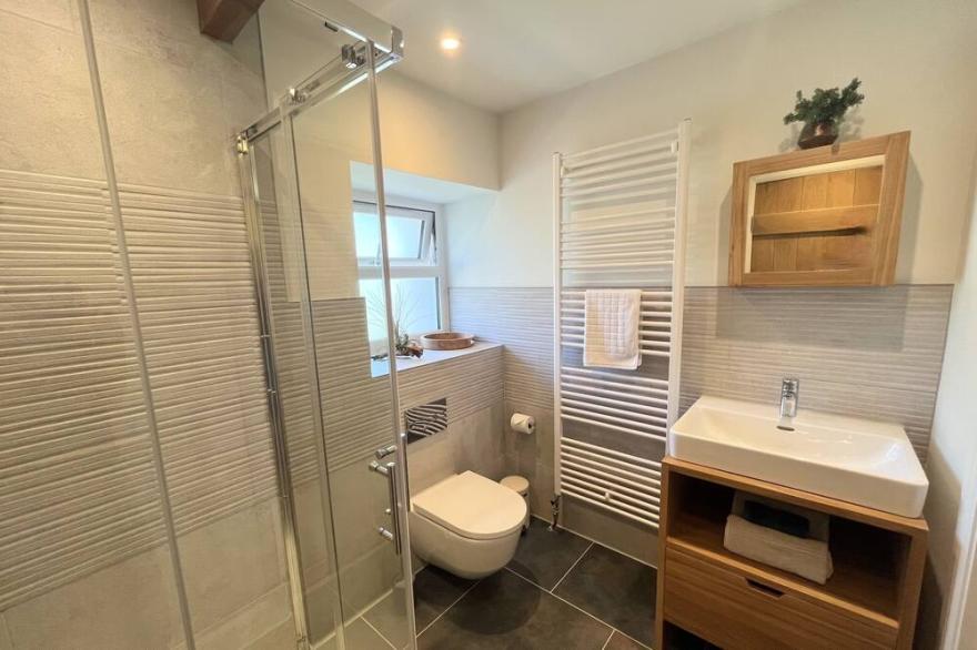 Romantic, dog friendly cottage with parking