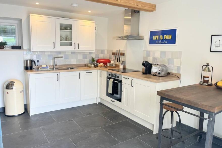 Romantic, dog friendly cottage with parking